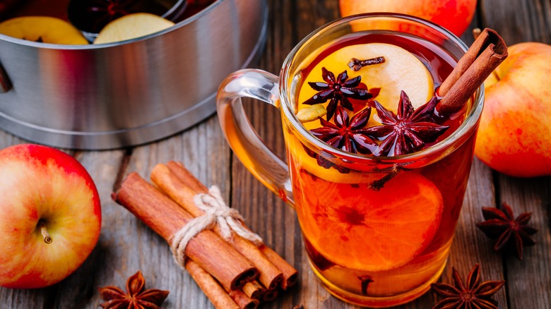 Mulled cider, apples, cinnamon sticks