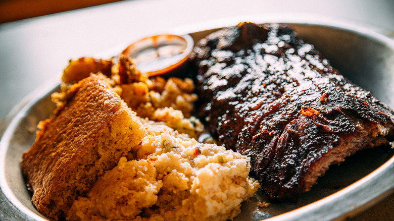 barbecue ribs with cornbread