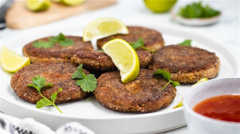 plated nước chấm crab cakes  