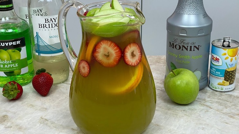 olive garden apple sangria pitcher and ingredients