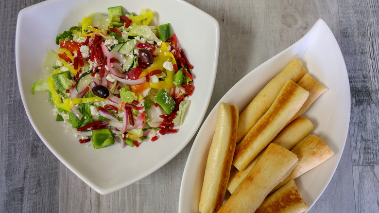 olive garden salad and breadsticks