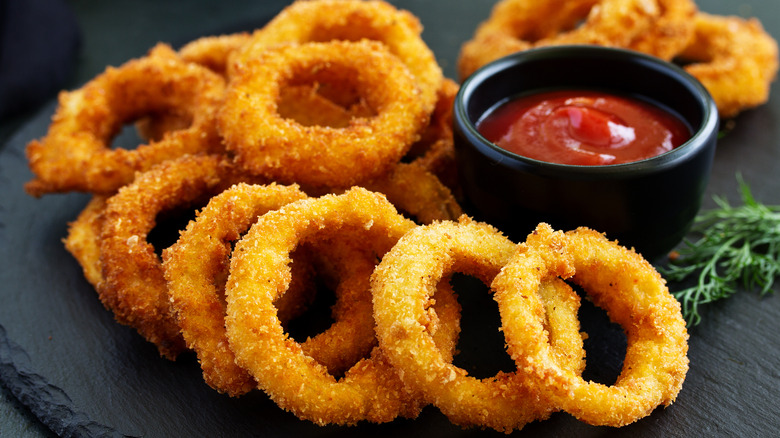 Onion rings with ketchup