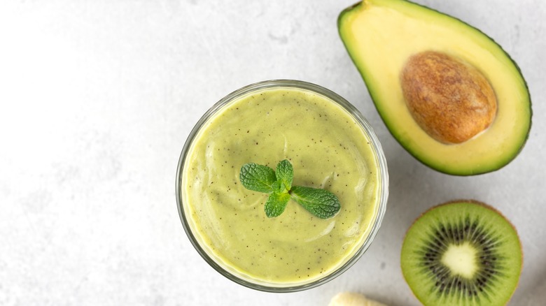 Avocado and kiwi smoothie