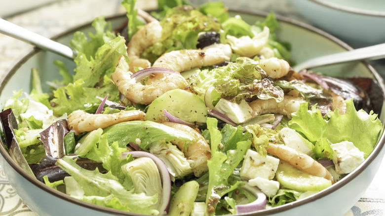 green salad with vinaigrette dressing