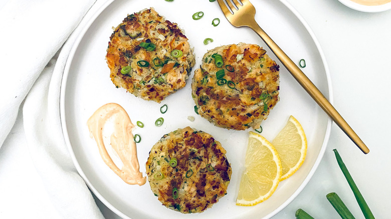 pan fried tuna patties with sriracha mayo and lemon