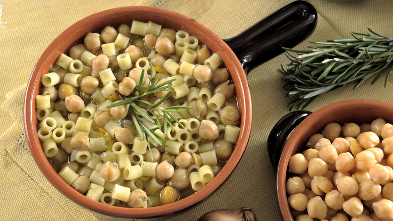 Pasta e ceci in a pot with rosemary