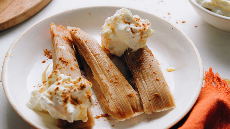 Apple tamales with ice cream