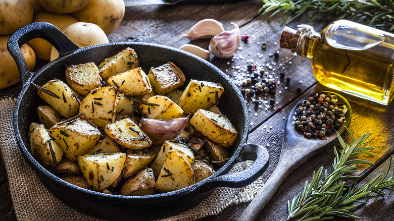 Roasted potatoes with herbs