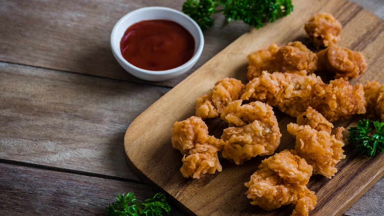 popcorn chicken with sauce