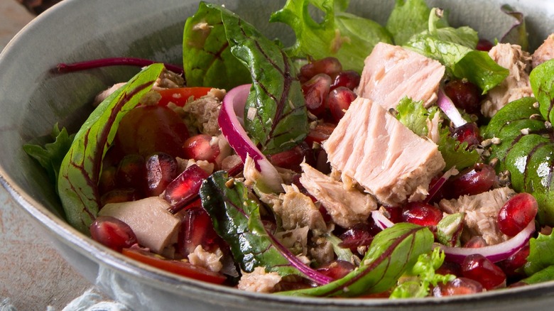 Salad with tuna, pomegranate, and onions