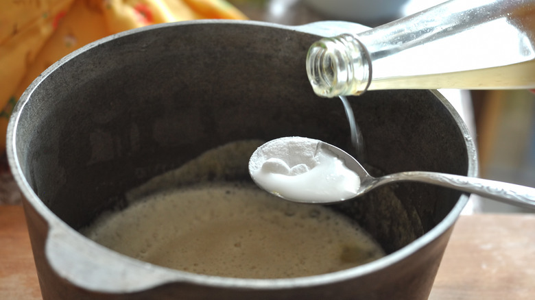 Baking soda vinegar in pan