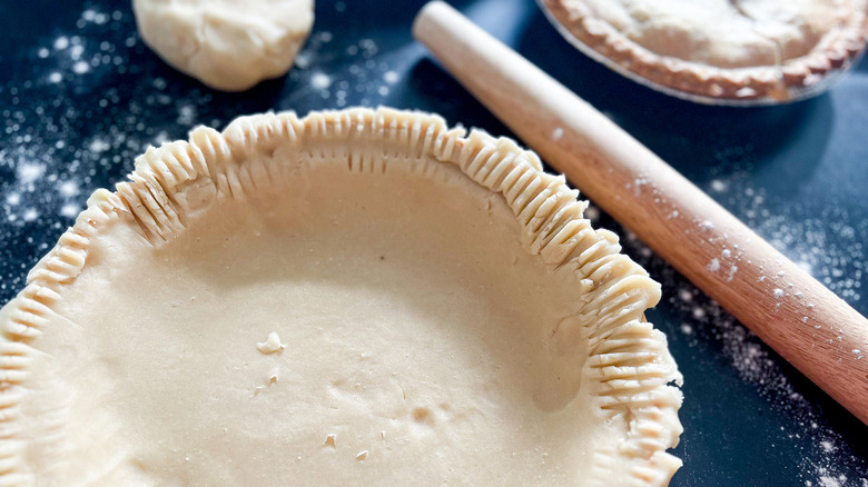 pie crust with rolling pin 
