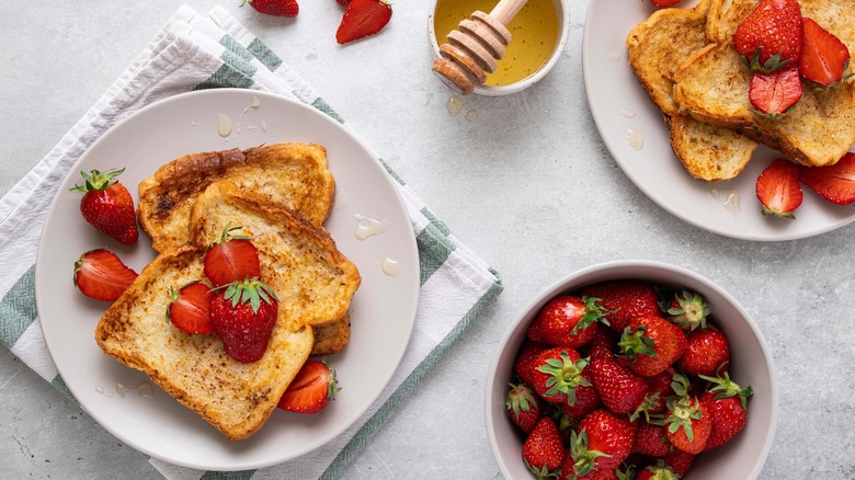 French toast with fruit and honey