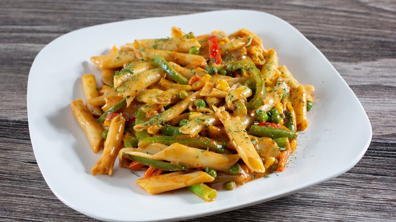 https://www.thedailymeal.com/img/gallery/rasta-pasta-is-the-creamy-jamaican-comfort-food-you-need-to-try/intro-1704217444.jpg