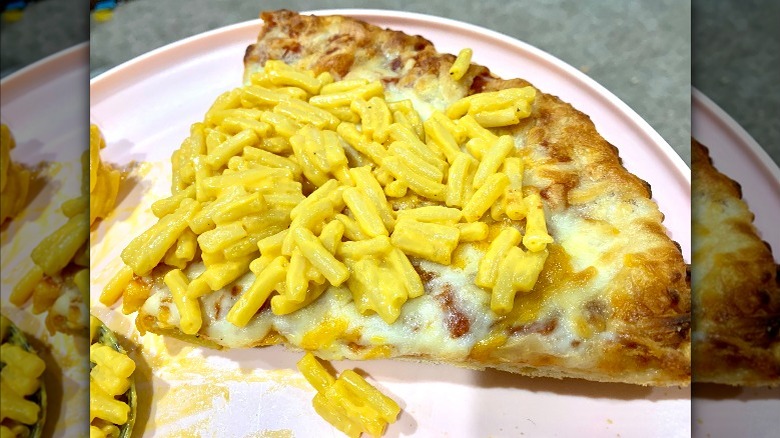 mac and cheese on pizza