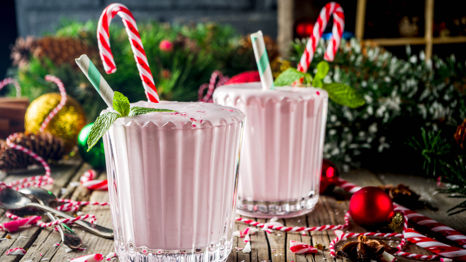 red-robin-s-new-holiday-shake-features-peppermint-and-oreos