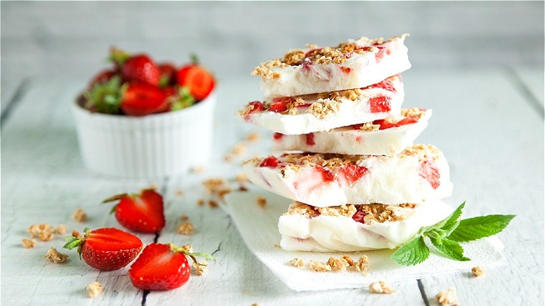 Yogurt bark with strawberries 