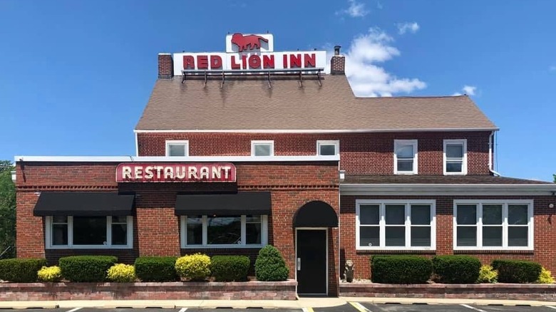 Dipaolos Red Lion Inn exterior