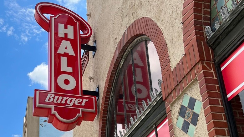 Halo Burger sign