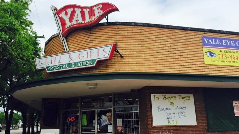 exterior of Yale Street Grill