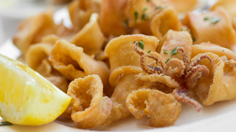 Fried calamari with lemon 