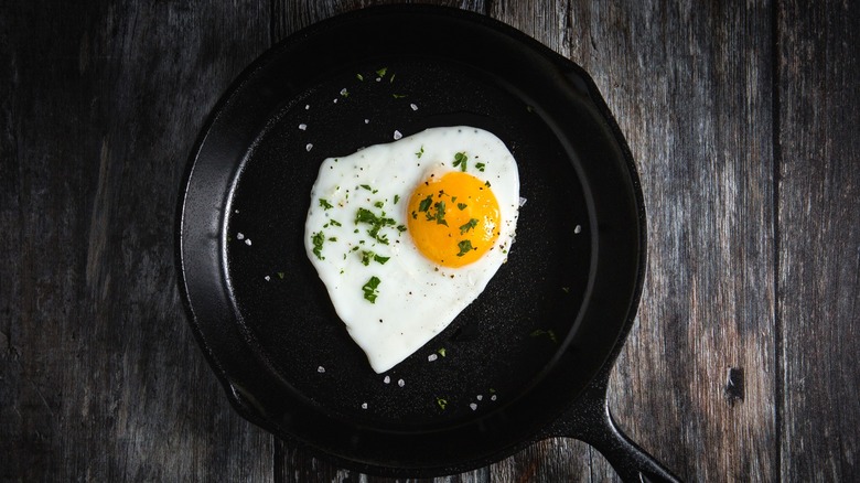 seasoned sunny side up egg in pan