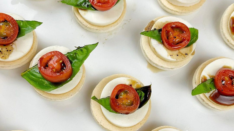 Caprese macarons