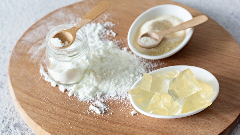 gelatin and agar in powder and flake form