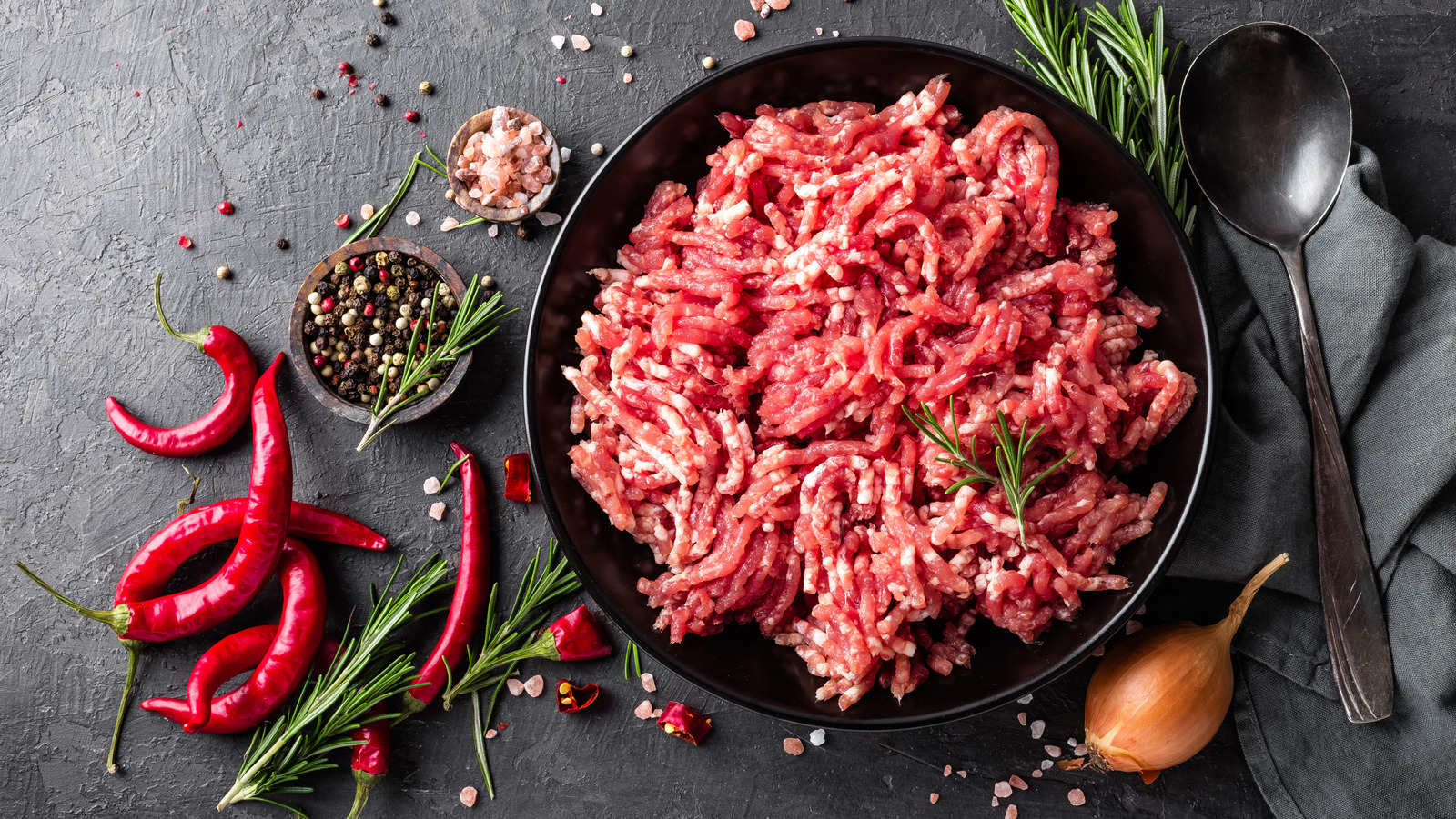 https://www.thedailymeal.com/img/gallery/seasonings-that-work-well-with-ground-beef/l-intro-1674330573.jpg