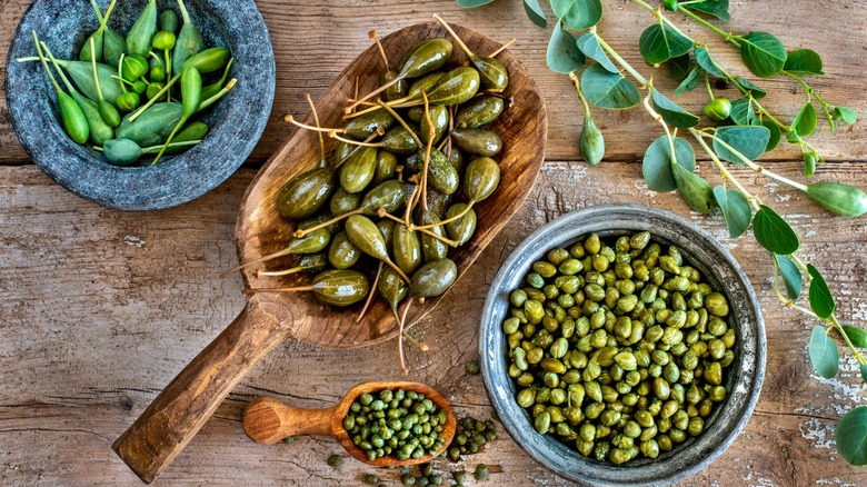 different types of capers in bowls 