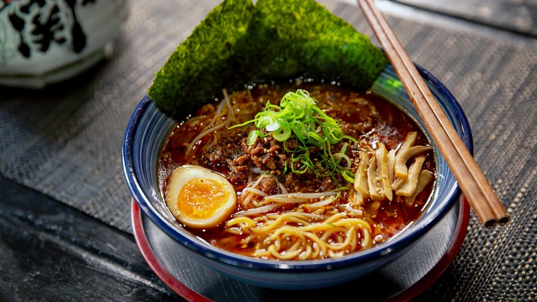 Minced meat ramen with nori