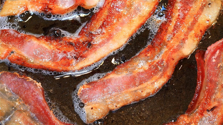 Bacon and bacon grease in pan 