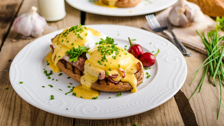 eggs benedict with hollandaise sauce