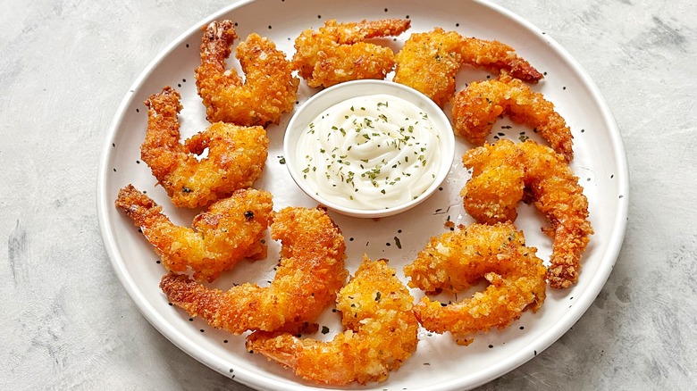 Fried shrimp plate dipping sauce