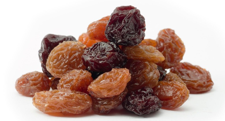 https://www.thedailymeal.com/img/gallery/shocker-golden-raisins-are-made-from-the-same-grape-variety-as-purple-ones/raisins-wiki.JPG