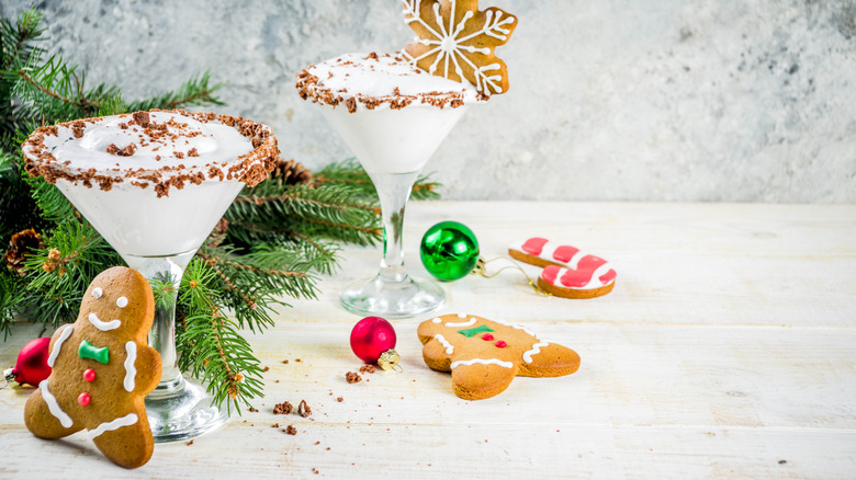 ginger cream liqueur cocktails with gingerbread cookies