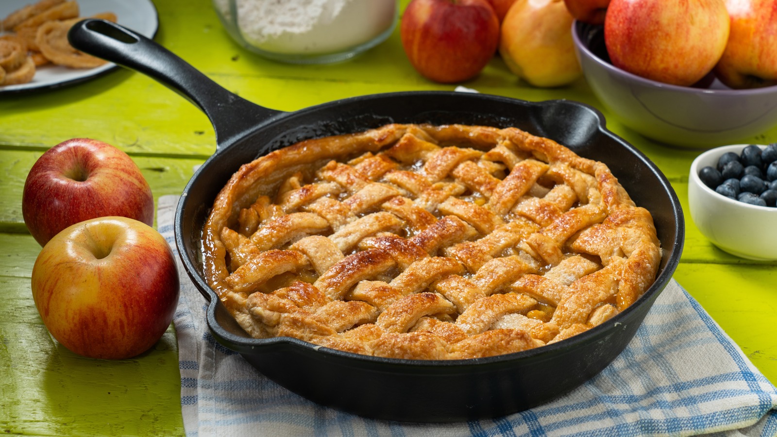 https://www.thedailymeal.com/img/gallery/should-you-make-pie-in-a-cast-iron-skillet/l-intro-1669297958.jpg