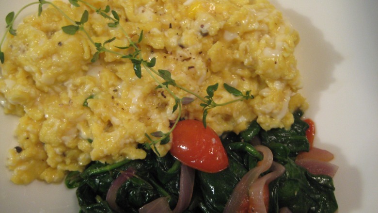 Scrambled eggs with spinach and tomato