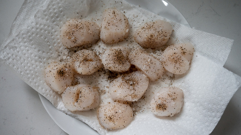 scallops with seasoning 