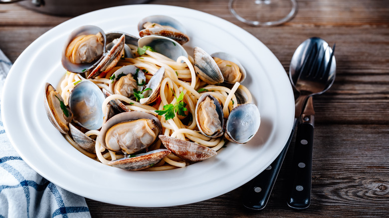 Noodles and clams on plate