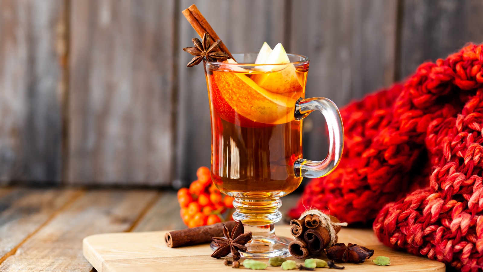 https://www.thedailymeal.com/img/gallery/six-fall-cocktails-to-sip-on-this-season/l-intro-1667152159.jpg