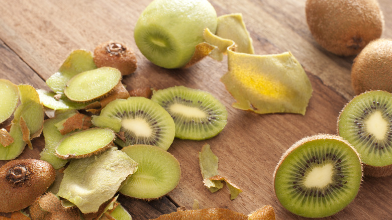 Peeled kiwis