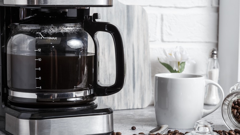 Drip coffee maker with mug