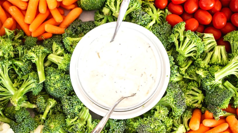 Veggies and creamy herb dip