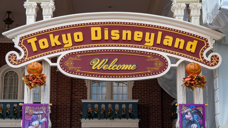 Tokyo Disneyland sign