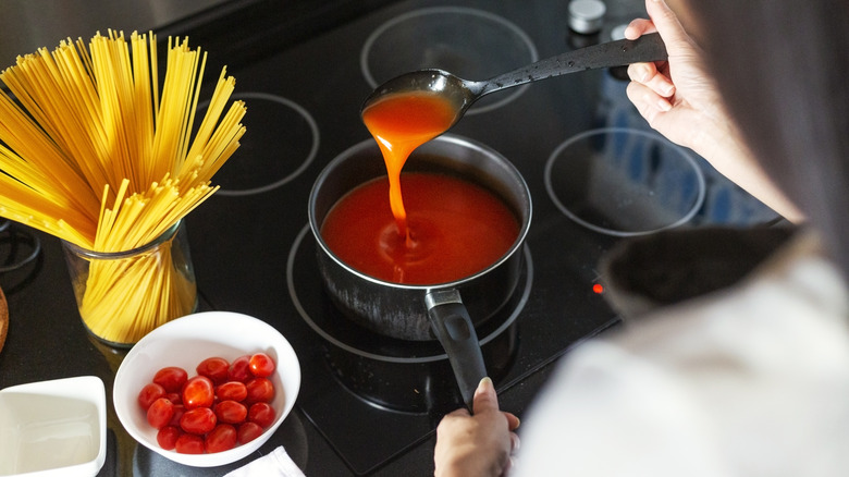 Woman making tomao sauce