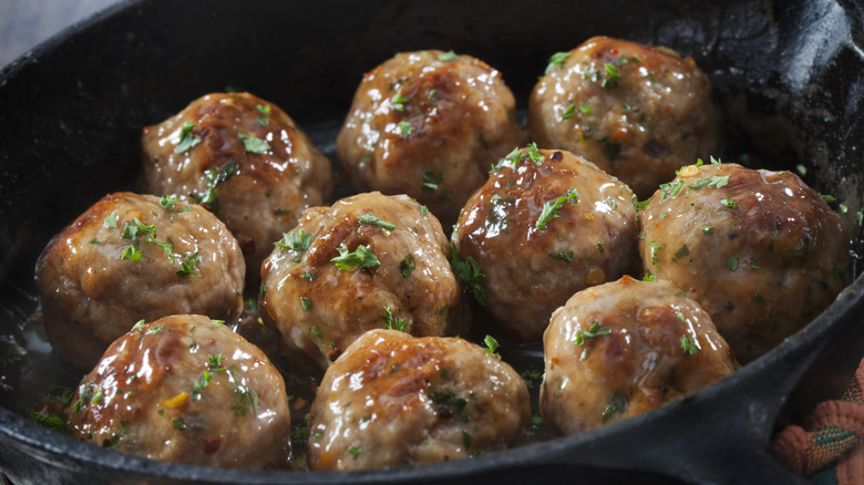 Frying pan with meatballs in it