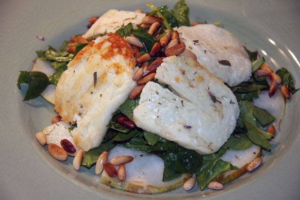 Spinach salad with halloumi