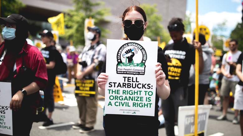 Starbucks workers supporting union organization