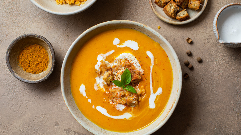 Crouton-topped soup and seasonings